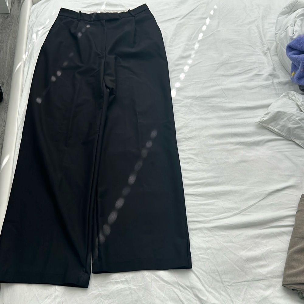 These high-waisted Zara trousers are perfect to dress up or for casual wear!